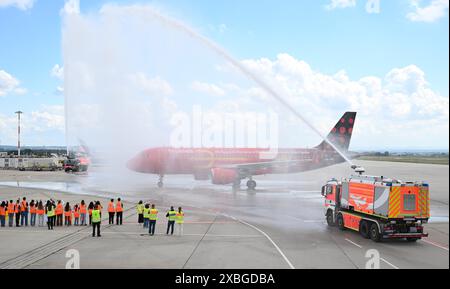 Stuttgart, Deutschland. Juni 2024. Fußball: Europameisterschaft, Gruppe D, Belgien, Ankunft am Flughafen: Das Flugzeug mit der belgischen Fußballnationalmannschaft wird am Flughafen Stuttgart von zwei Feuerwehrfahrzeugen empfangen. Quelle: Bernd Weißbrod/dpa/Alamy Live News Stockfoto