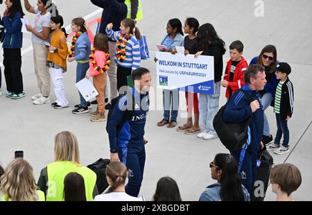 Stuttgart, Deutschland. Juni 2024. Fußball: Europameisterschaft, Gruppe D, Belgien, Ankunft am Flughafen: Belgiens Cheftrainer Domenico Tedesco verlässt das Flugzeug bei Ankunft in Stuttgart. Quelle: Bernd Weißbrod/dpa/Alamy Live News Stockfoto