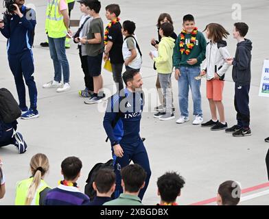 Stuttgart, Deutschland. Juni 2024. Fußball: Europameisterschaft, Gruppe D, Belgien, Ankunft am Flughafen: Belgiens Cheftrainer Domenico Tedesco verlässt das Flugzeug bei Ankunft in Stuttgart. Quelle: Bernd Weißbrod/dpa/Alamy Live News Stockfoto