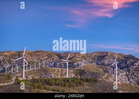 Boix Gebirge und Tortosa - Baix Ebre Windpark bei Sonnenaufgang im Winter (Baix Ebre, Tarragona, Katalonien, Spanien) ESP: Sierra del Boix y parque eólico Stockfoto