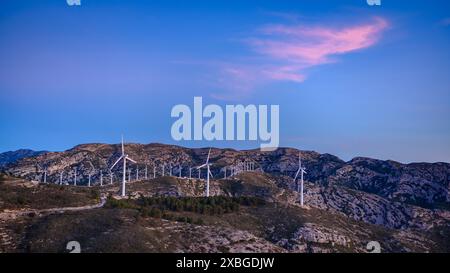 Boix Gebirge und Tortosa - Baix Ebre Windpark bei Sonnenaufgang im Winter (Baix Ebre, Tarragona, Katalonien, Spanien) ESP: Sierra del Boix y parque eólico Stockfoto