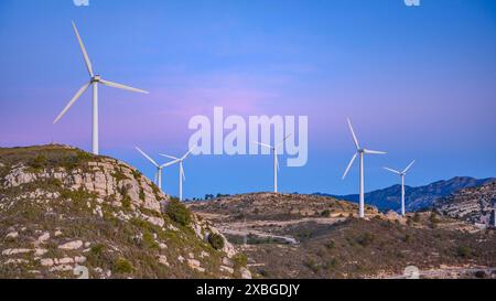 Boix Gebirge und Tortosa - Baix Ebre Windpark bei Sonnenaufgang im Winter (Baix Ebre, Tarragona, Katalonien, Spanien) ESP: Sierra del Boix y parque eólico Stockfoto