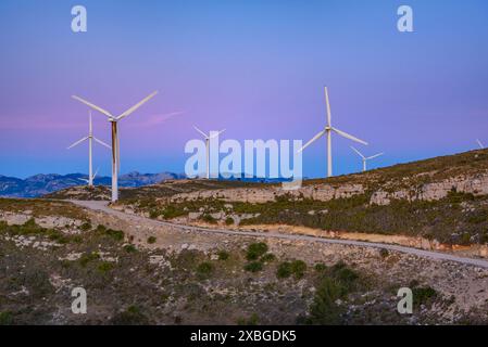 Boix Gebirge und Tortosa - Baix Ebre Windpark bei Sonnenaufgang im Winter (Baix Ebre, Tarragona, Katalonien, Spanien) ESP: Sierra del Boix y parque eólico Stockfoto