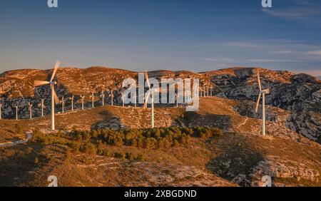 Boix Gebirge und Tortosa - Baix Ebre Windpark bei Sonnenaufgang im Winter (Baix Ebre, Tarragona, Katalonien, Spanien) ESP: Sierra del Boix y parque eólico Stockfoto