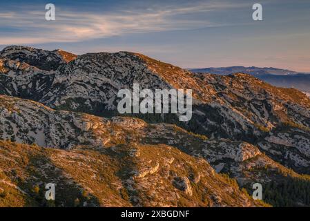 Boix-Gebirge bei Sonnenaufgang im Winter (Baix Ebre, Tarragona, Katalonien, Spanien) ESP: Sierra del Boix en un amanecer de invierno (Cataluña, España) Stockfoto