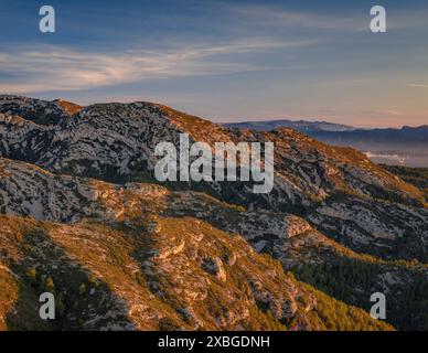 Boix-Gebirge bei Sonnenaufgang im Winter (Baix Ebre, Tarragona, Katalonien, Spanien) ESP: Sierra del Boix en un amanecer de invierno (Cataluña, España) Stockfoto