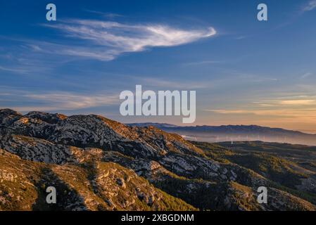 Boix-Gebirge bei Sonnenaufgang im Winter (Baix Ebre, Tarragona, Katalonien, Spanien) ESP: Sierra del Boix en un amanecer de invierno (Cataluña, España) Stockfoto