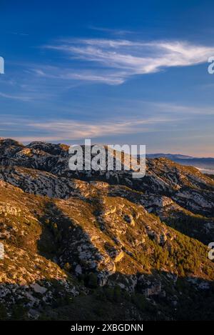 Boix-Gebirge bei Sonnenaufgang im Winter (Baix Ebre, Tarragona, Katalonien, Spanien) ESP: Sierra del Boix en un amanecer de invierno (Cataluña, España) Stockfoto