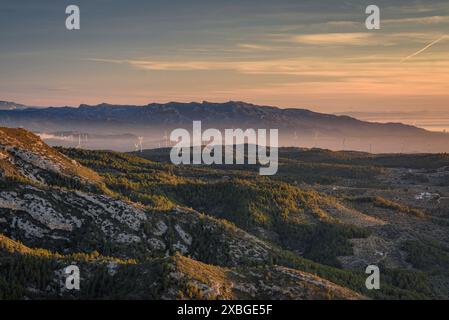 Windpark Les Calobres, von der Boix-Bergkette während eines Sonnenaufgangs im Winter gesehen (Baix Ebre, Tarragona, Katalonien, Spanien) Stockfoto