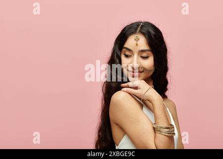 Schöne junge indianerin posiert vor einem leuchtend rosa Hintergrund. Stockfoto