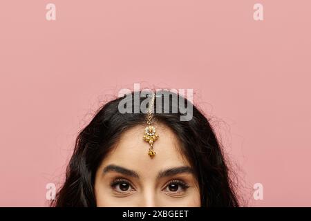 Elegante Dame in einem atemberaubenden goldenen Diadem. Stockfoto