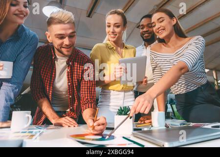 Junge Designer Diskutieren von Ideen für Skizzen und der Auswahl der Farben Stockfoto