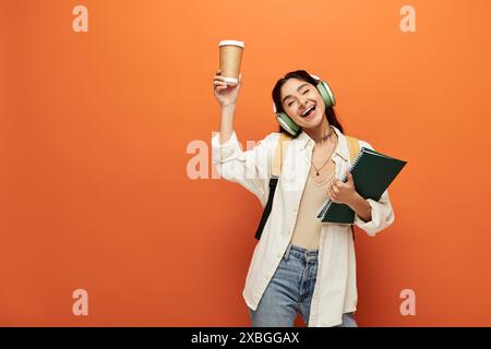 Eine junge indianerin mit Kopfhörern genießt Kaffee. Stockfoto