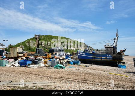 Fischerboote und ein rostiger Bagger am Stade Beach mit East Hill Cliff Railway dahinter. Stockfoto