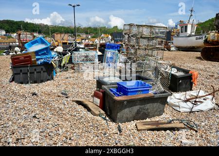 Angelgarnituren und Netze am Kieselstrand unter blauem Himmel. Stockfoto