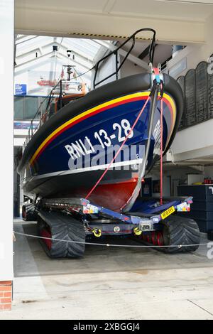 RNLI Lifeboat 13-28 an der Hastings RNLI Lifeboat Station. Stockfoto