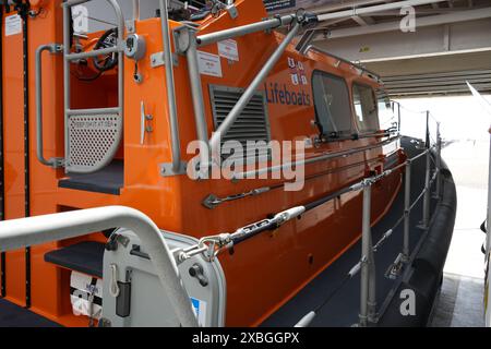 RNLI Lifeboat 13-28 an der Hastings RNLI Lifeboat Station. Stockfoto