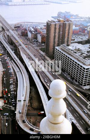 Blick über die ein- und Ausstiegsrampen zur Brooklyn Bridge, Blick hinunter auf die Fulton Street und den East River Lower Manhattan New York City USA Stockfoto