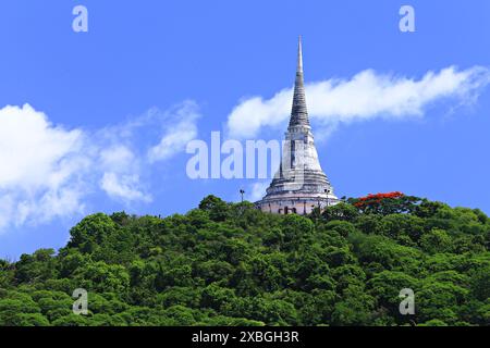 Pagode Phra That Chom Phet auf dem Phra Nakhon Khiri Historical Park auf dem Gipfel des Khao Wang (Palasthügel) in der Provinz Phetchaburi, Thailand Stockfoto