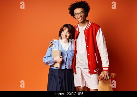 Ein junges multikulturelles Duo, das selbstbewusst in stilvoller Kleidung in einem Studio zusammensteht. Stockfoto