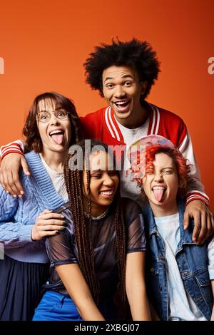 Junge Freunde mit unterschiedlichen Hintergründen und Stilen, einschließlich einer nichtbinären Person, stehen in Einheit und Freundschaft zusammen. Stockfoto