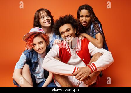 Junge, vielfältige Freunde, einschließlich nicht-binärer Personen, die zusammen in stilvoller Kleidung für Gruppenfotos stehen. Stockfoto