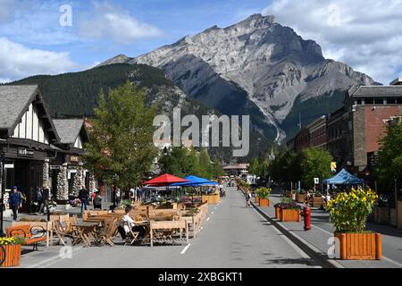 Banff, Alberta, Kanada - 10. August 2023: Central Street die Stadt Banff in Alberta, Kanada. Stockfoto