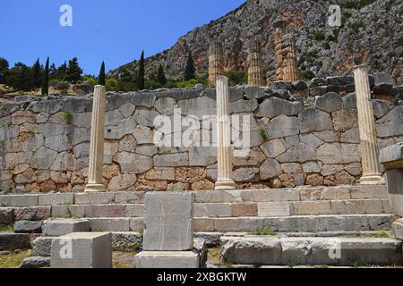 Der Portikus (stoa) des Athener Denkmals, im antiken Orakel von Delphi, Griechenland Stockfoto