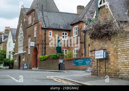 LONDON, 3. JUNI 2024: Museum of Wimbledon und Wimbledon Village Club Gebäude im Südwesten Londons. Stockfoto