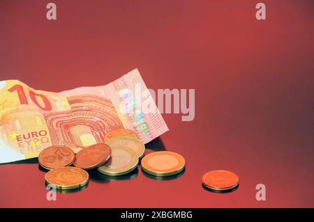 Euro-Münzen mit zehn Scheinen. Europäische Währung. Stockfoto