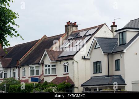 LONDON - große britische Stadthäuser mit Solarpaneelen auf dem Dach Stockfoto