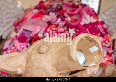 USA. Mai 2024. Die Sommersonnenfeier lädt das Santa Barbara Residence ein, an Workshops teilzunehmen, um zu lernen, wie Masken hergestellt, verkleidet und Wagen gebaut werden, und zwar für das Sommersonnenfest und die Parade 2024 beim Community Arts Workshop in Santa Barbara, KALIFORNIEN am 11. Juni 2024. Das diesjährige Thema: Flights of Fancy! (Foto: Rod Rolle/SIPA USA) Credit: SIPA USA/Alamy Live News Stockfoto