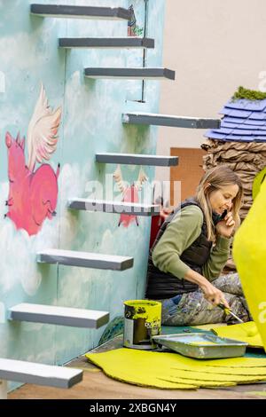 USA. Mai 2024. Die Sommersonnenfeier lädt das Santa Barbara Residence ein, an Workshops teilzunehmen, um zu lernen, wie Masken hergestellt, verkleidet und Wagen gebaut werden, und zwar für das Sommersonnenfest und die Parade 2024 beim Community Arts Workshop in Santa Barbara, KALIFORNIEN am 11. Juni 2024. Das diesjährige Thema: Flights of Fancy! (Foto: Rod Rolle/SIPA USA) Credit: SIPA USA/Alamy Live News Stockfoto