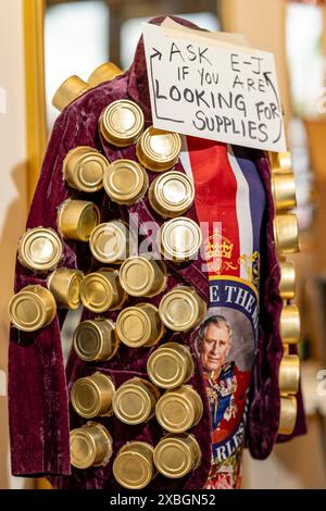 USA. Mai 2024. Die Sommersonnenfeier lädt das Santa Barbara Residence ein, an Workshops teilzunehmen, um zu lernen, wie Masken hergestellt, verkleidet und Wagen gebaut werden, und zwar für das Sommersonnenfest und die Parade 2024 beim Community Arts Workshop in Santa Barbara, KALIFORNIEN am 11. Juni 2024. Das diesjährige Thema: Flights of Fancy! (Foto: Rod Rolle/SIPA USA) Credit: SIPA USA/Alamy Live News Stockfoto