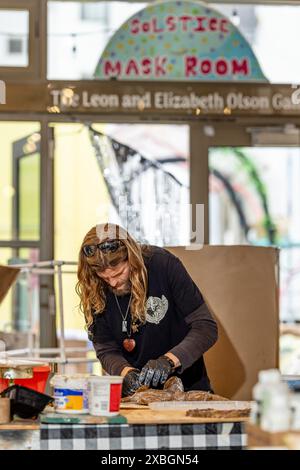 USA. Mai 2024. Die Sommersonnenfeier lädt das Santa Barbara Residence ein, an Workshops teilzunehmen, um zu lernen, wie Masken hergestellt, verkleidet und Wagen gebaut werden, und zwar für das Sommersonnenfest und die Parade 2024 beim Community Arts Workshop in Santa Barbara, KALIFORNIEN am 11. Juni 2024. Das diesjährige Thema: Flights of Fancy! (Foto: Rod Rolle/SIPA USA) Credit: SIPA USA/Alamy Live News Stockfoto