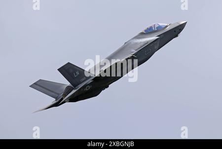 Ein Kampfflugzeug der amerikanischen Luftwaffe USAF vom Typ Lockheed Martin F-35A Lightning II während einer Leistungsdemonstration an der ILA 2024, vorgeflogen von Pilotin Kapitän Melanie Mach Kluesner von der 388th Fighter Wing. ILA 2024. ILAInternationale Luft- und Raumfahrtausstellung 2024 in Berlin. Die ILA findet vom 05. bis zum 09. Juni 2024 auf dem Gelände des Flughafens Berlin-Brandenburg BER statt. Berlin Berlin Deutschland *** Ein Lockheed Martin F 35A Lightning II Kampfflugzeug der US Air Force USAF während einer Performance-Demonstration auf der ILA 2024, geflogen mit einem Piloten Stockfoto