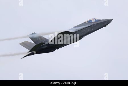 Ein Kampfflugzeug der amerikanischen Luftwaffe USAF vom Typ Lockheed Martin F-35A Lightning II während einer Leistungsdemonstration an der ILA 2024, vorgeflogen von Pilotin Kapitän Melanie Mach Kluesner von der 388th Fighter Wing. ILA 2024. ILAInternationale Luft- und Raumfahrtausstellung 2024 in Berlin. Die ILA findet vom 05. bis zum 09. Juni 2024 auf dem Gelände des Flughafens Berlin-Brandenburg BER statt. Berlin Berlin Deutschland *** Ein Lockheed Martin F 35A Lightning II Kampfflugzeug der US Air Force USAF während einer Performance-Demonstration auf der ILA 2024, geflogen mit einem Piloten Stockfoto