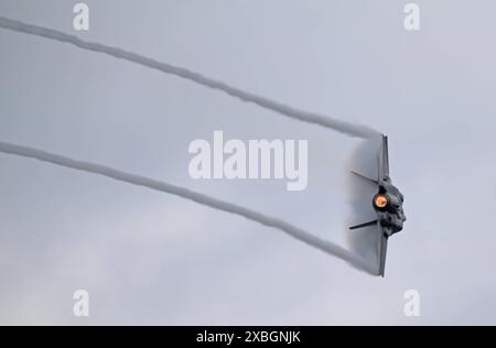 Ein Kampfflugzeug der amerikanischen Luftwaffe USAF vom Typ Lockheed Martin F-35A Lightning II während einer Leistungsdemonstration an der ILA 2024, vorgeflogen von Pilotin Kapitän Melanie Mach Kluesner von der 388th Fighter Wing. ILA 2024. ILAInternationale Luft- und Raumfahrtausstellung 2024 in Berlin. Die ILA findet vom 05. bis zum 09. Juni 2024 auf dem Gelände des Flughafens Berlin-Brandenburg BER statt. Berlin Berlin Deutschland *** Ein Lockheed Martin F 35A Lightning II Kampfflugzeug der US Air Force USAF während einer Performance-Demonstration auf der ILA 2024, geflogen mit einem Piloten Stockfoto