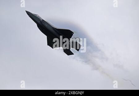 Ein Kampfflugzeug der amerikanischen Luftwaffe USAF vom Typ Lockheed Martin F-35A Lightning II während einer Leistungsdemonstration an der ILA 2024, vorgeflogen von Pilotin Kapitän Melanie Mach Kluesner von der 388th Fighter Wing. ILA 2024. ILAInternationale Luft- und Raumfahrtausstellung 2024 in Berlin. Die ILA findet vom 05. bis zum 09. Juni 2024 auf dem Gelände des Flughafens Berlin-Brandenburg BER statt. Berlin Berlin Deutschland *** Ein Lockheed Martin F 35A Lightning II Kampfflugzeug der US Air Force USAF während einer Performance-Demonstration auf der ILA 2024, geflogen mit einem Piloten Stockfoto