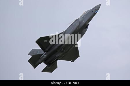 Ein Kampfflugzeug der amerikanischen Luftwaffe USAF vom Typ Lockheed Martin F-35A Lightning II während einer Leistungsdemonstration an der ILA 2024, vorgeflogen von Pilotin Kapitän Melanie Mach Kluesner von der 388th Fighter Wing. ILA 2024. ILAInternationale Luft- und Raumfahrtausstellung 2024 in Berlin. Die ILA findet vom 05. bis zum 09. Juni 2024 auf dem Gelände des Flughafens Berlin-Brandenburg BER statt. Berlin Berlin Deutschland *** Ein Lockheed Martin F 35A Lightning II Kampfflugzeug der US Air Force USAF während einer Performance-Demonstration auf der ILA 2024, geflogen mit einem Piloten Stockfoto