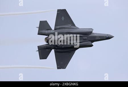 Ein Kampfflugzeug der amerikanischen Luftwaffe USAF vom Typ Lockheed Martin F-35A Lightning II während einer Leistungsdemonstration an der ILA 2024, vorgeflogen von Pilotin Kapitän Melanie Mach Kluesner von der 388th Fighter Wing. ILA 2024. ILAInternationale Luft- und Raumfahrtausstellung 2024 in Berlin. Die ILA findet vom 05. bis zum 09. Juni 2024 auf dem Gelände des Flughafens Berlin-Brandenburg BER statt. Berlin Berlin Deutschland *** Ein Lockheed Martin F 35A Lightning II Kampfflugzeug der US Air Force USAF während einer Performance-Demonstration auf der ILA 2024, geflogen mit einem Piloten Stockfoto