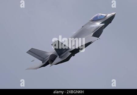 Ein Kampfflugzeug der amerikanischen Luftwaffe USAF vom Typ Lockheed Martin F-35A Lightning II während einer Leistungsdemonstration an der ILA 2024, vorgeflogen von Pilotin Kapitän Melanie Mach Kluesner von der 388th Fighter Wing. ILA 2024. ILAInternationale Luft- und Raumfahrtausstellung 2024 in Berlin. Die ILA findet vom 05. bis zum 09. Juni 2024 auf dem Gelände des Flughafens Berlin-Brandenburg BER statt. Berlin Berlin Deutschland *** Ein Lockheed Martin F 35A Lightning II Kampfflugzeug der US Air Force USAF während einer Performance-Demonstration auf der ILA 2024, geflogen mit einem Piloten Stockfoto