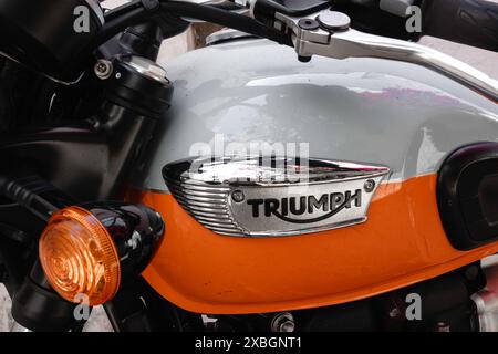 Das Logo von Triumph Motorcycles Ltd, dem größten britischen Motorradhersteller, wird auf einem Motorrad ausgestellt. Stockfoto