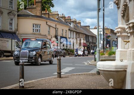 LONDON, 11. JUNI 2024: Wimbledon Village High Street Shops. Einkaufszentrum in einem wohlhabenden Wohngebiet im Südwesten Londons Stockfoto