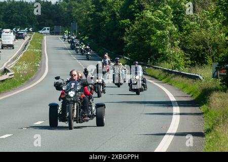 Motorräder im Konvoi auf der Gedenkfahrt für den Hairy Biker Dave Myers im Juni 2024. Stockfoto