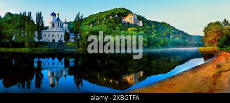 Panoramablick auf die Heilige Himmelfahrt Lavra und den Seversky Donets Fluss. Svyatogorsk. Region Donezk, Ukraine Stockfoto