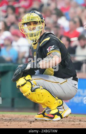 St. Louis, Usa. Juni 2024. Yasmani Grandal, der Piratenfänger von Pittsburgh, sucht am Dienstag, den 11. Juni 2024 im Busch Stadium in St. Louis nach dem Schild im fünften Inning gegen die St. Louis Cardinals. Foto: Bill Greenblat/UPI Credit: UPI/Alamy Live News Stockfoto