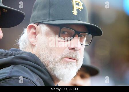 St. Louis, Usa. Juni 2024. Derek Shelton, Manager der Pittsburgh Pirates, sieht sich sein Dugout während des Spiels gegen die St. Louis Cardinals am Dienstag, den 11. Juni 2024 im Busch Stadium in St. Louis an. Foto: Bill Greenblat/UPI Credit: UPI/Alamy Live News Stockfoto