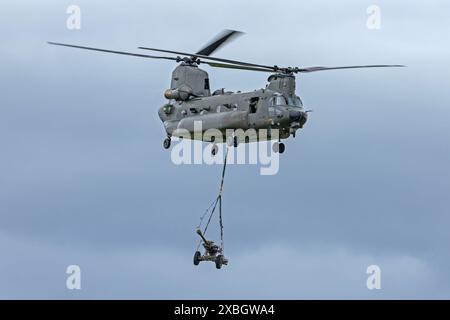 Chinook Display Team Rollendemo auf der RAF Cosford Airshow, Midlands, Großbritannien, 9. Mai 2024 Stockfoto