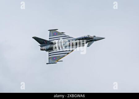 Eurofighter Typhoon 'Moggy' des Typhoon Display Teams von RAF Coningsby, ausgestellt auf der RAF Cosford Airshow, Midlands, Großbritannien, 9. Mai 2024 Stockfoto